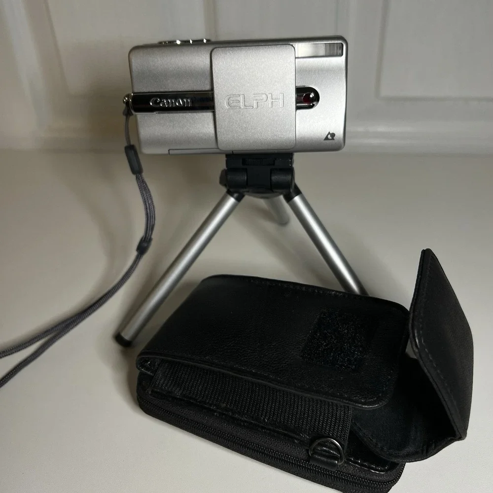 CANON ELPH Z3 COMPACT DIGITAL APS POINT & SHOOT FILM‎ CAMERA W Tripod - Untested